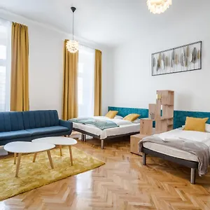Bpr Stylish Vagabond With Ac , Budapest Hungría